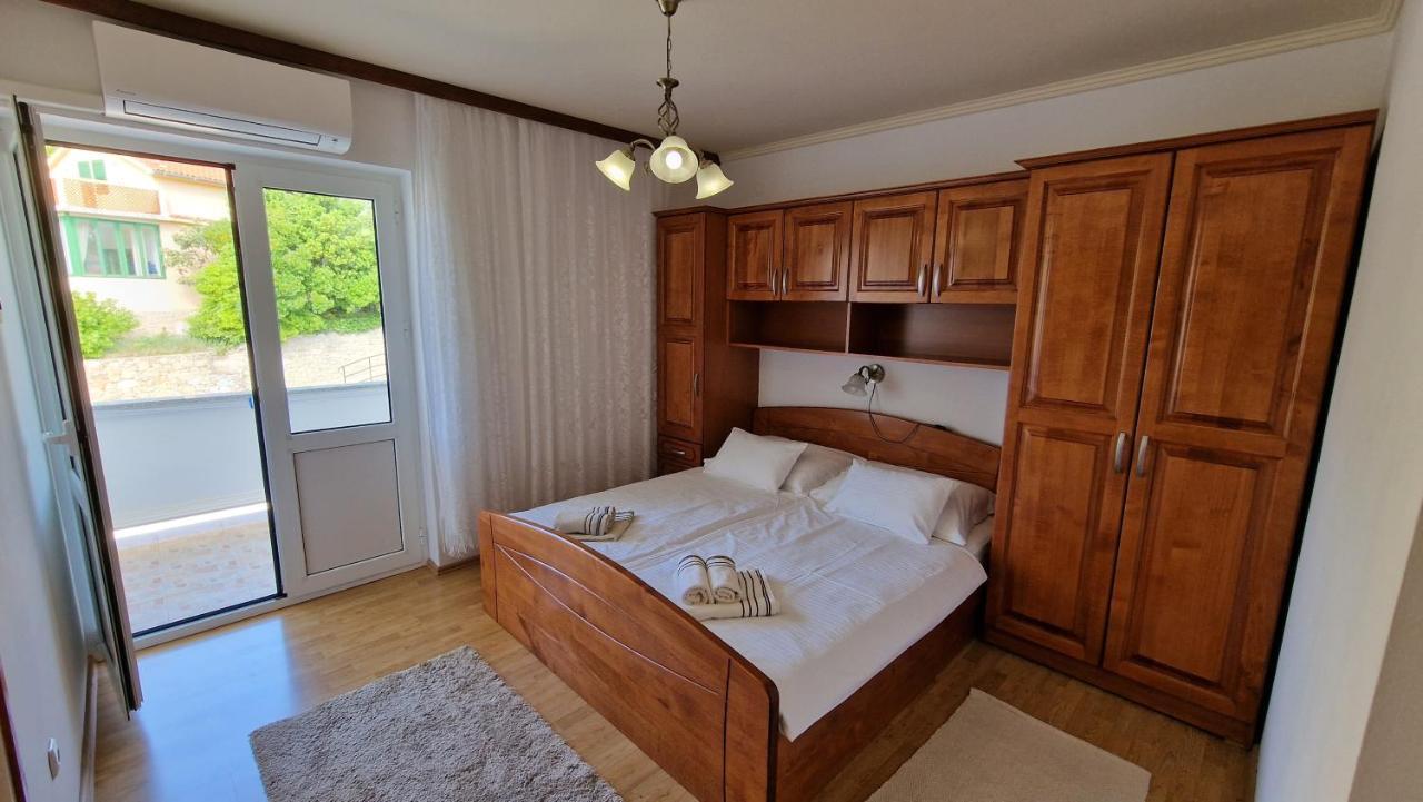 Haus Anica Lägenhet Rab Town Exteriör bild